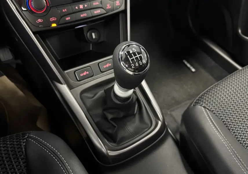 Le levier de vitesses manuel en gros plan au centre de la console d'un Suzuki S-Cross hybride 2025.