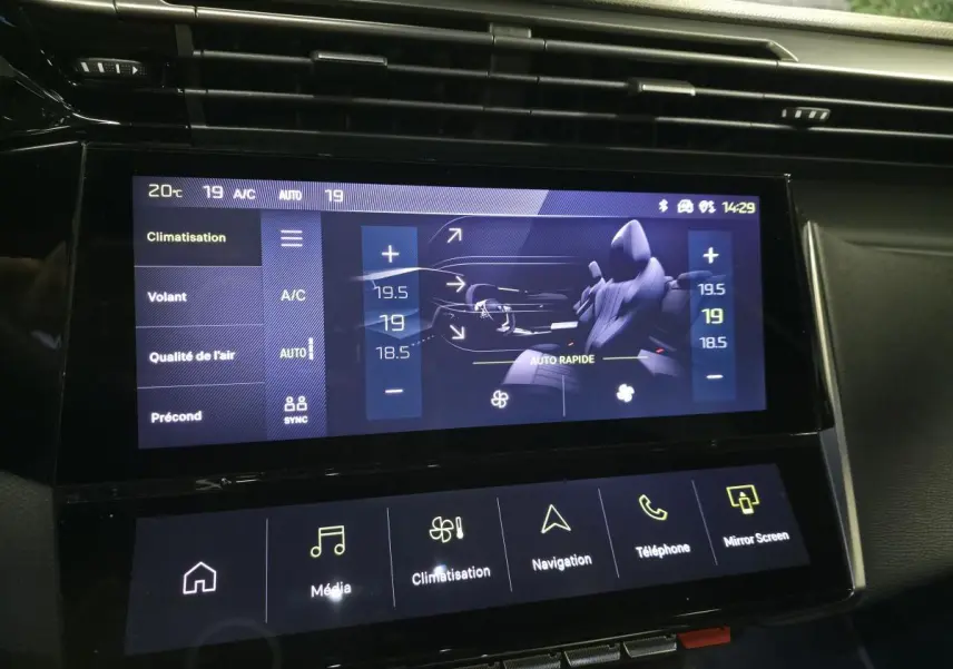 Écran tactile central de la Peugeot 408 gris, affichant les réglages de climatisation et de confort intérieur.