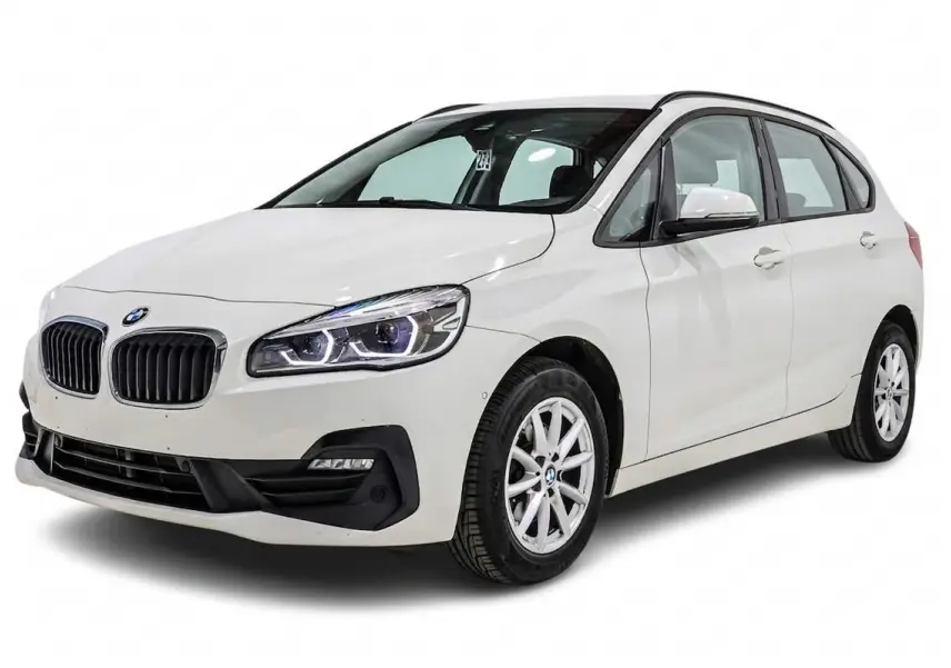 BMW Série 2 Active Tourer 216d blanc vue 3/4 avant droit avec phares LED et jantes alliage blanc.