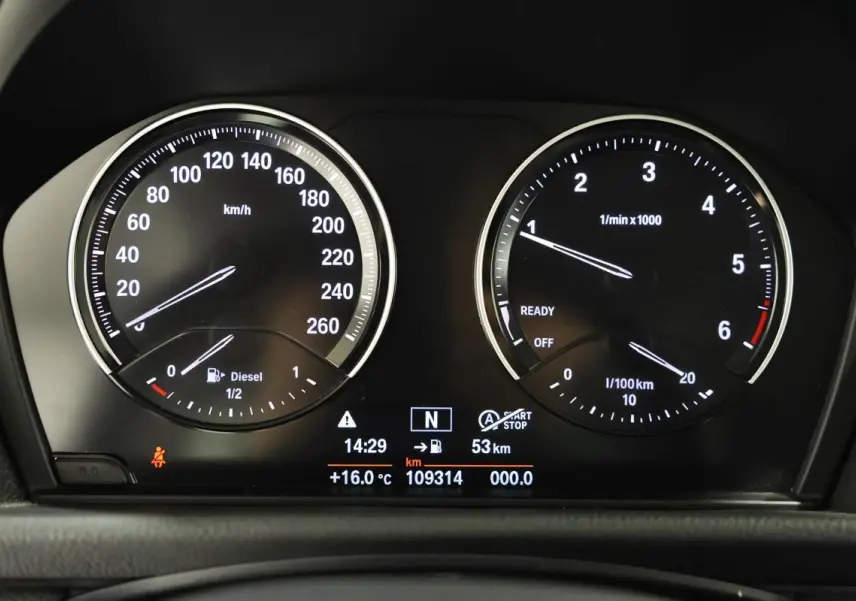 Gros plan sur le tableau de bord numérique de la BMW Série 2 Active Tourer 216d, affichant vitesse, régime et informations de conduite.