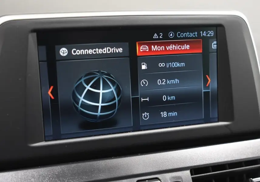 Écran central du système ConnectedDrive dans une BMW Série 2 Active Tourer, affichant les infos du véhicule.