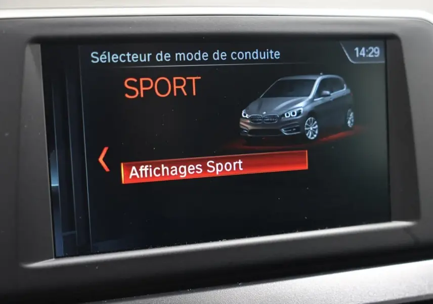 Écran central intérieur montrant le mode de conduite Sport d'une BMW Série 2 Active Tourer 216d.