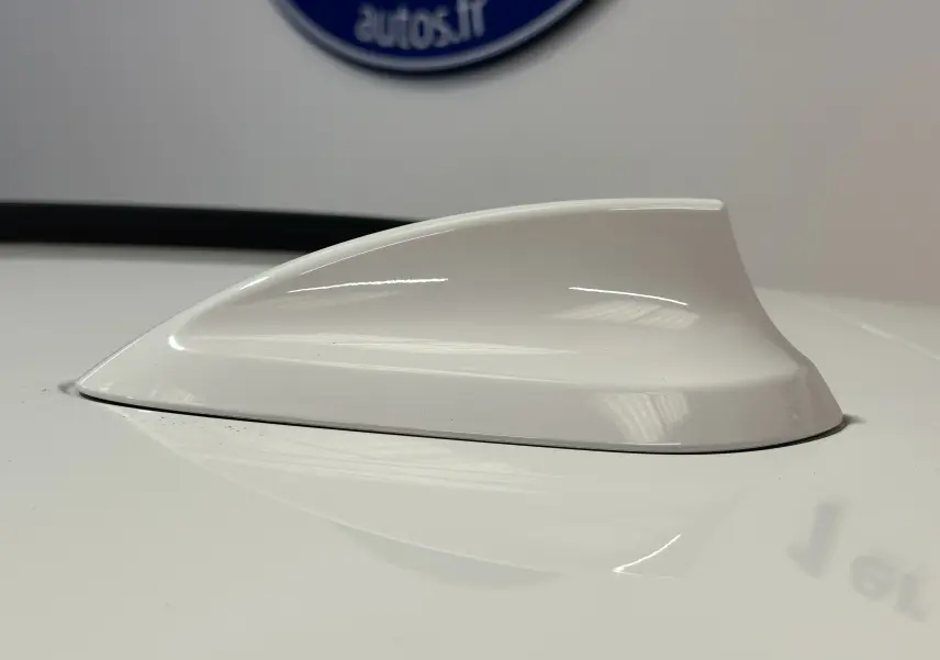 Gros plan sur l’antenne requin blanche sur le toit d’une BMW Série 2 Active Tourer 216d de 2021.