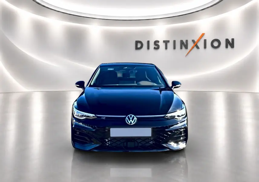 Vue de face d'une Volkswagen Golf noire 2026 R-Line avec phares LED et logo VW bien visible sur fond blanc lumineux.