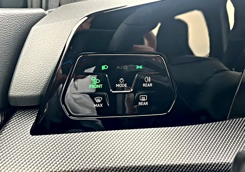 Gros plan sur le panneau de commandes d’éclairage noir brillant de la Volkswagen Golf 1.5 ETSI Evo2 2026.