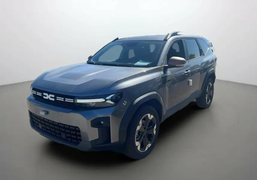 SUV Dacia Bigster TCE 130 4x4 Extreme Plus gris schiste vu en 3/4 avant droit avec calandre moderne et jantes spécifiques.