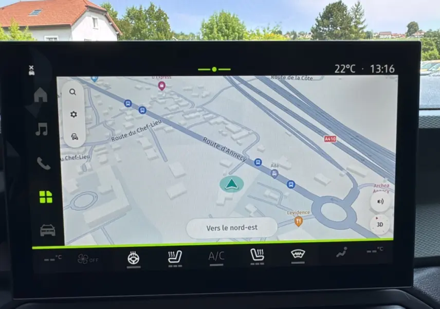 Écran tactile du système de navigation du Dacia Bigster 2025, affichant une carte avec itinéraire vers le nord-est.