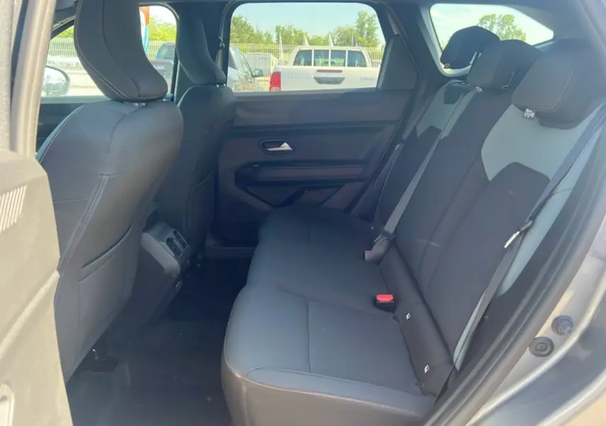 Vue intérieure arrière côté droit des sièges arrière noirs du Dacia Bigster TCE 130 4x4 Extreme Plus gris schiste 2025.