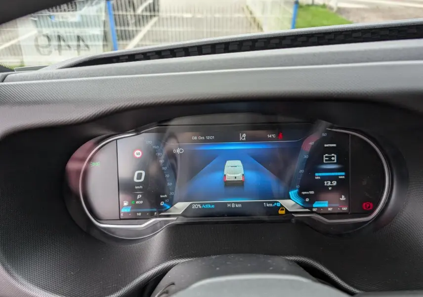 Tableau de bord numérique du Iveco Daily 35S16 blanc montrant vitesse, autonomie AdBlue et indicateurs divers.