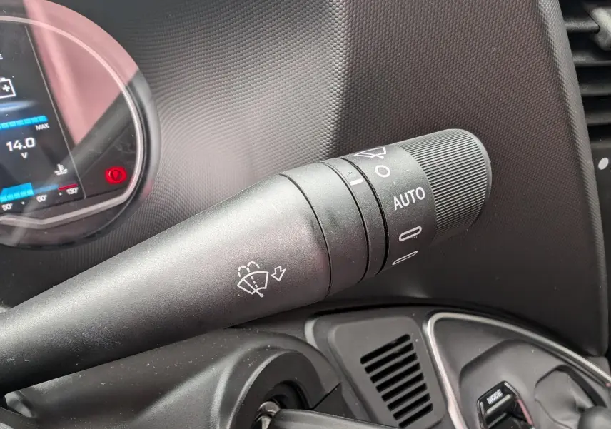 Gros plan sur la commande d'essuie-glace automatique dans l'habitacle du Iveco Daily blanc de 2025.