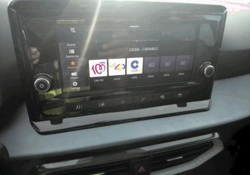 Écran tactile central du tableau de bord du SEAT Arona 2025 avec interface multimédia affichée.