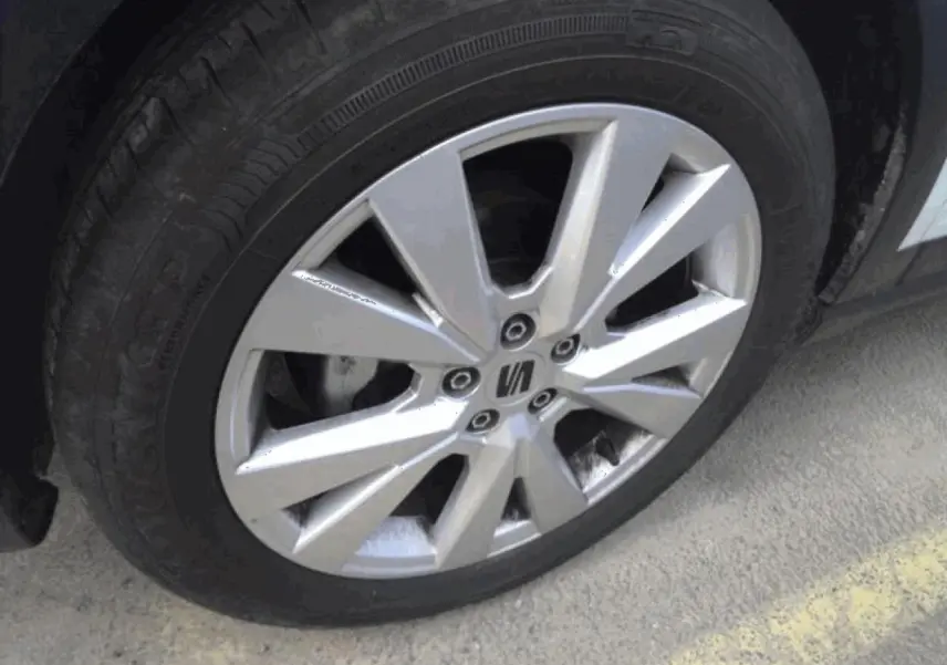 Gros plan sur la jante alliage 17 pouces argentée côté avant droit du SEAT Arona blanc Nevada.