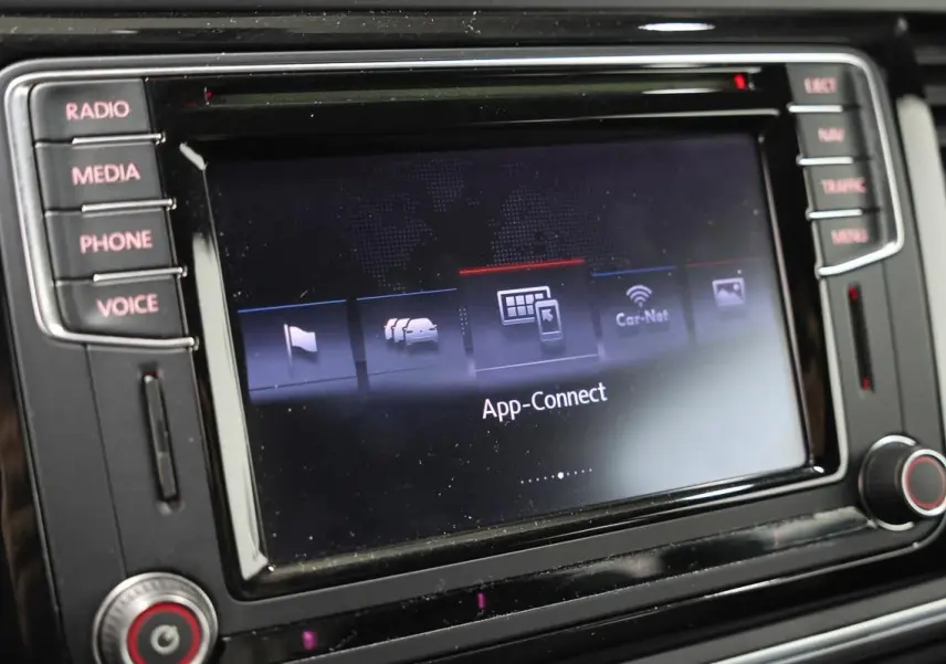 Gros plan sur l'écran tactile central du Volkswagen Coccinelle 2016, affichant le menu App-Connect.