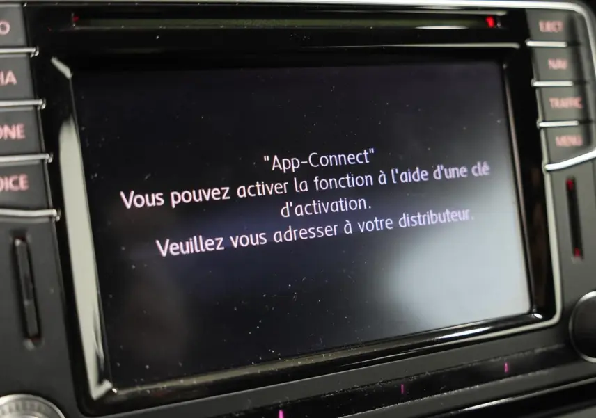 Écran central du système GPS Volkswagen affichant un message d'activation App-Connect, entouré de boutons noirs.