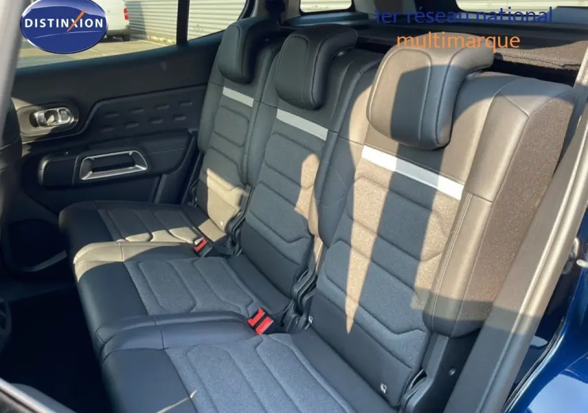 Vue latérale des sièges arrière en tissu gris et cuir noir du Citroën C5 Aircross Bleu Eclipse Metal, avec appuie-têtes intégrés.