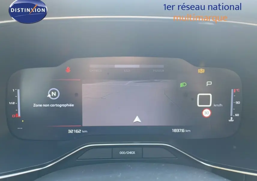 Tableau de bord numérique de Citroën C5 Aircross bleu Eclipse Metal, affichant la navigation et les indicateurs de vitesse et température.