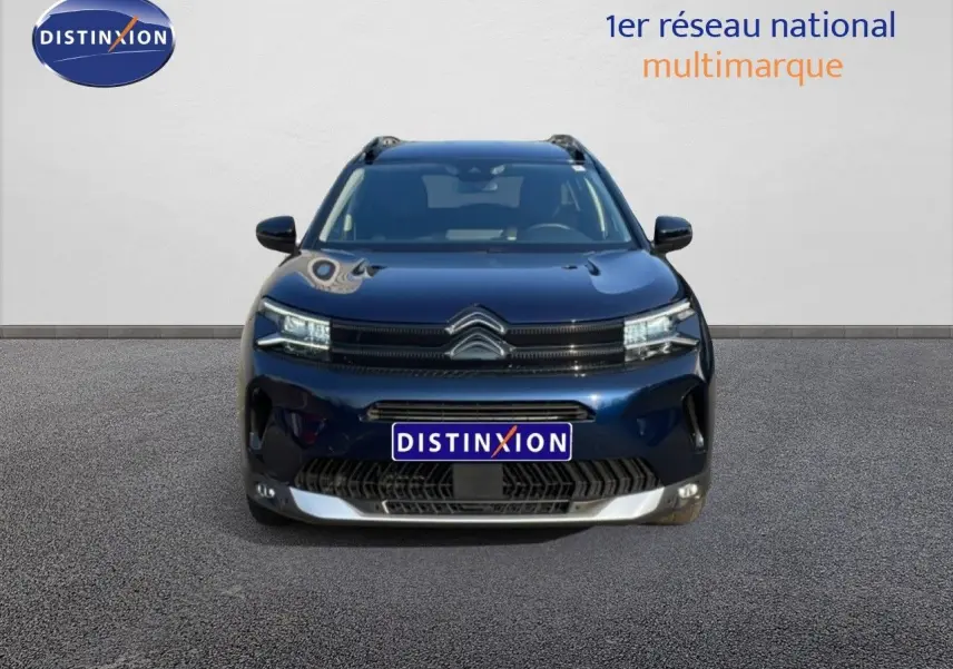 Vue de face d'un Citroën C5 Aircross 2025 bleu Eclipse Metal avec calandre distinctive et éclairage LED.