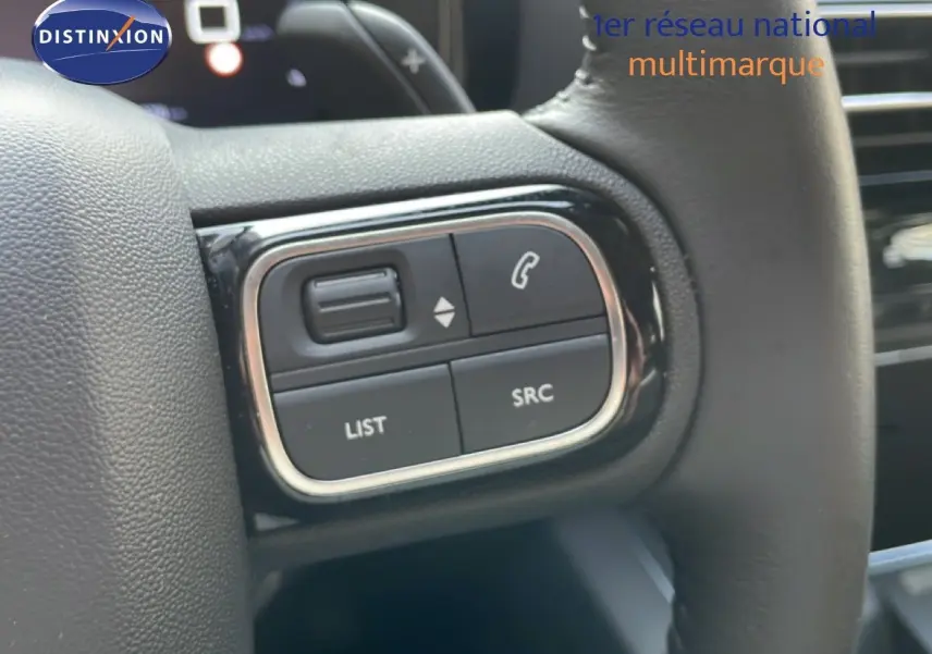 Gros plan sur les commandes gauche du volant du Citroën C5 Aircross 2025, boutons de gestion audio et appel.