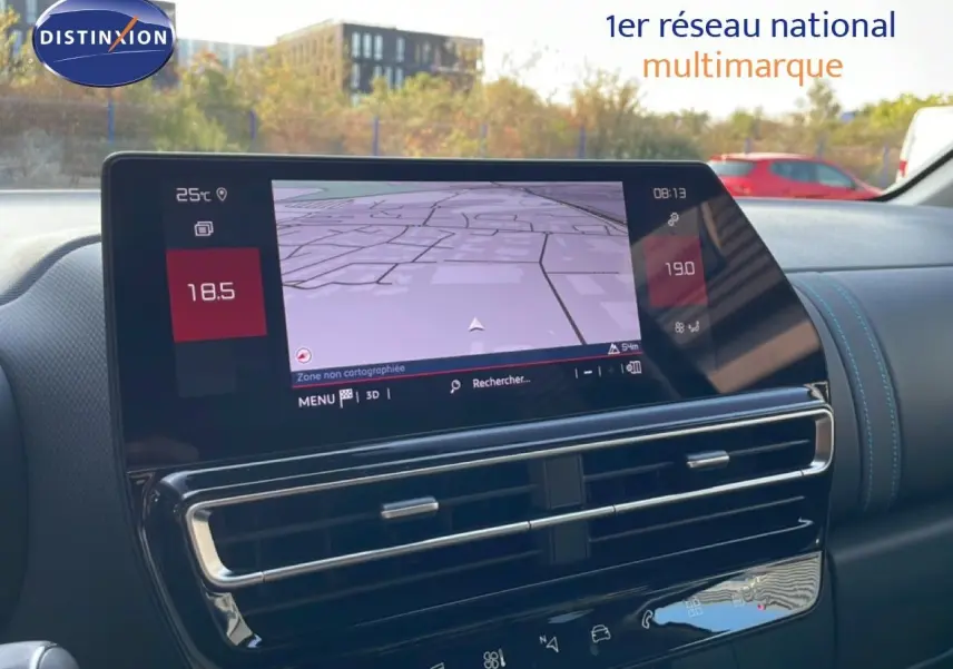 Écran tactile central avec navigation GPS et aérateurs, intérieur du Citroën C5 Aircross bleu Eclipse Metal 2025.