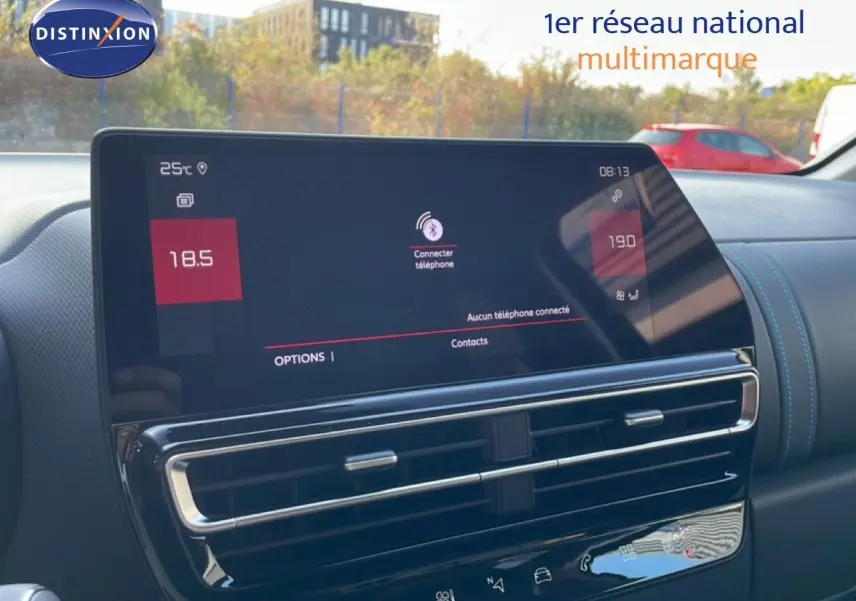 Détail de l’écran tactile central et des aérateurs du tableau de bord du Citroën C5 Aircross bleu Eclipse Metal 2025.