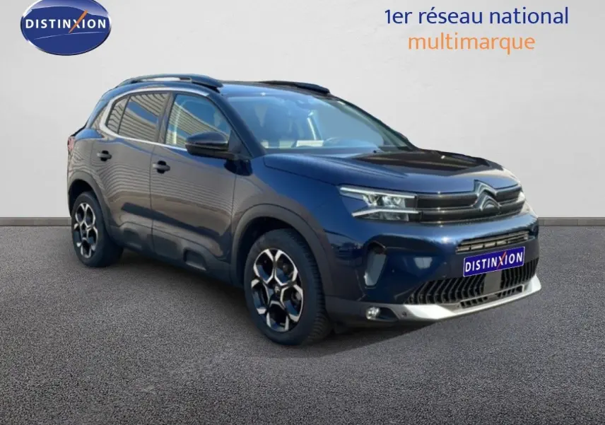 Citroën C5 Aircross MHEV 145ch bleu Eclipse métal en 3/4 avant, avec jantes bi-ton et toit noir.
