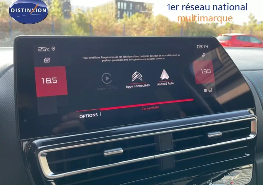 Écran tactile central du tableau de bord du Citroën C5 Aircross bleu Eclipse Metal, affichant les options connectées.