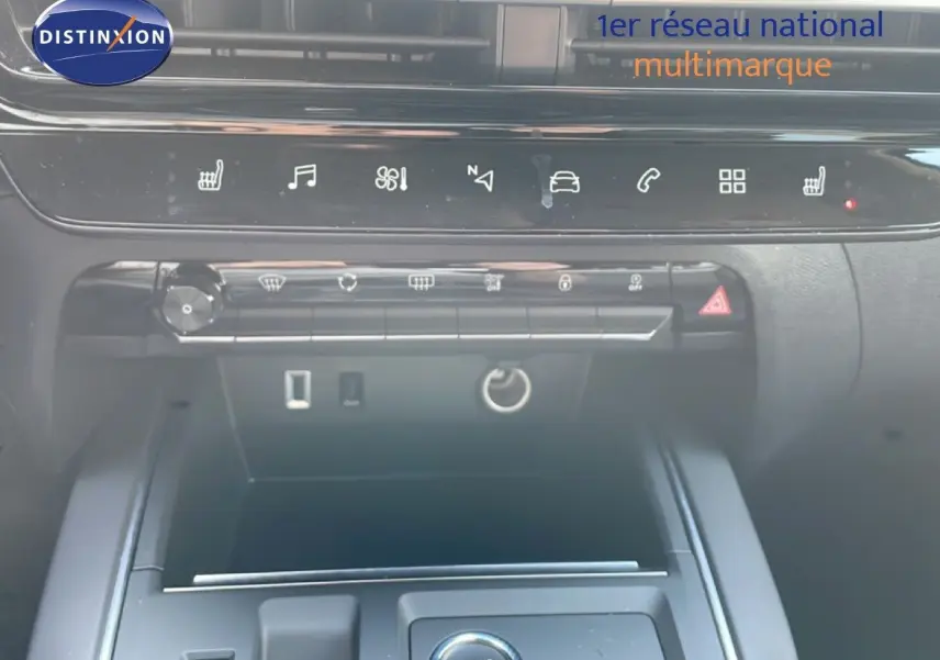 Vue intérieure du tableau de bord et console centrale du Citroën C5 Aircross 2025, avec commandes tactiles et bouton start.