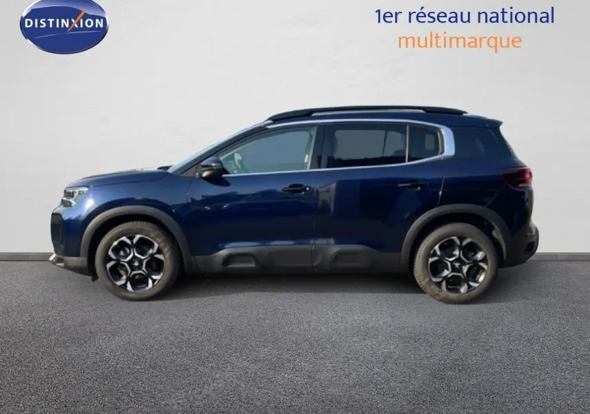 Profil côté gauche du Citroën C5 Aircross 2025 bleu Eclipse Metal avec jantes distinctives et toit noir contrasté.