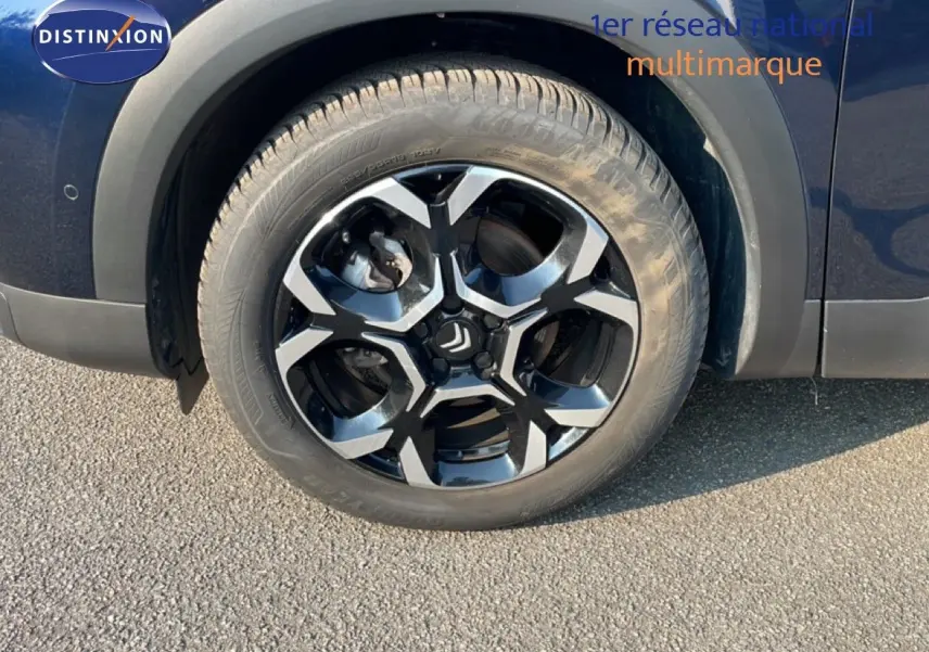 Gros plan sur la roue avant droite du Citroën C5 Aircross bleu Eclipse Metal avec jante alliage noire et argent.