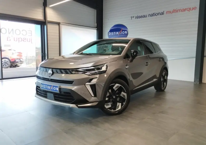 Renault Symbioz gris Cassiopée en 3/4 avant droit, avec jantes 18 pouces et calandre au design moderne.
