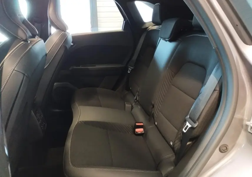 Vue intérieure côté droit sur la banquette arrière noire du Renault Symbioz 1.6 E-Tech Hybride 2025, porte ouverte gris cassiopée.
