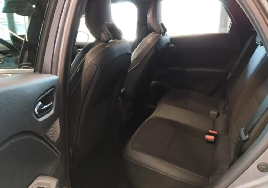 Vue intérieure côté gauche sur la banquette arrière noire du Renault Symbioz gris Cassiopée, avec sièges avant en cuir.