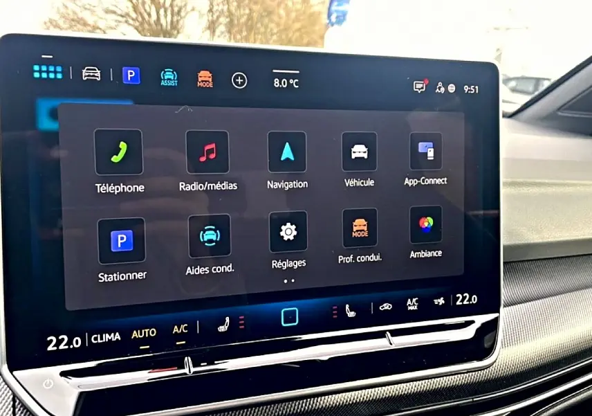 Écran tactile central de la Volkswagen Golf 1.5 etsi evo2 150 R-Line 2026, affichant le menu multimédia et climatisation.