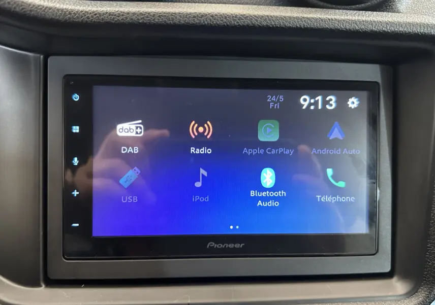 Écran tactile multimédia Pioneer affichant les options Apple CarPlay, Android Auto et Bluetooth dans un véhicule.