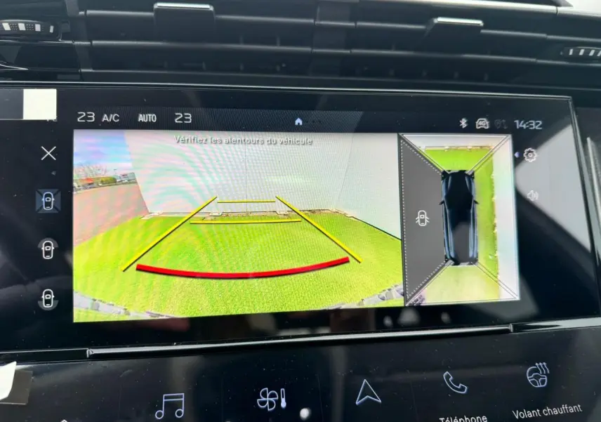 Écran tactile intérieur du Peugeot 308 SW blanc montrant la caméra de recul avec vue 360° et guidage de trajectoire.