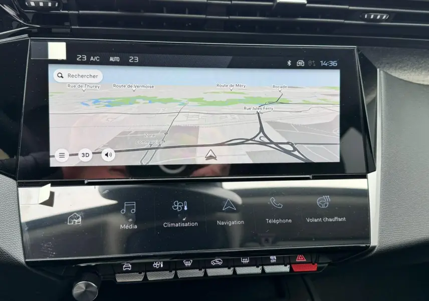 Écran tactile central 10'' du Peugeot 308 SW blanc, affichant la navigation avec commandes multimédia et climatisation.