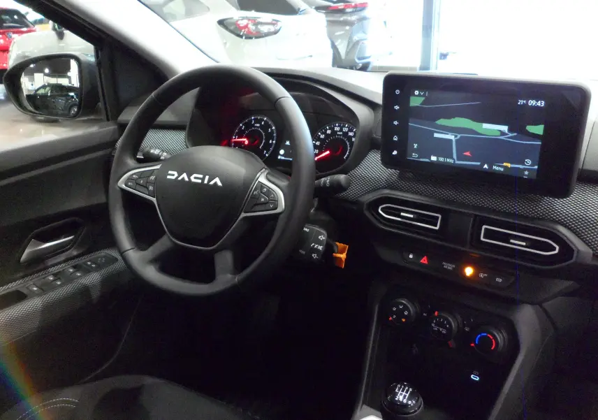 Intérieur du DACIA JOGGER TCe 110 CH EXPRESSION 7PL 2025, vue du poste de conduite avec écran tactile et volant noir.