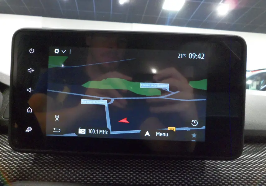 Écran tactile central du tableau de bord du Dacia Jogger 2025 affichant la navigation GPS et la radio.