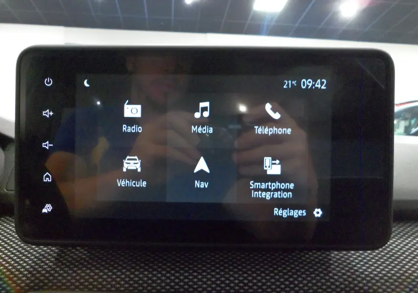 Écran tactile central du tableau de bord du Dacia Jogger 2025 affichant les options radio, média, téléphone et navigation.