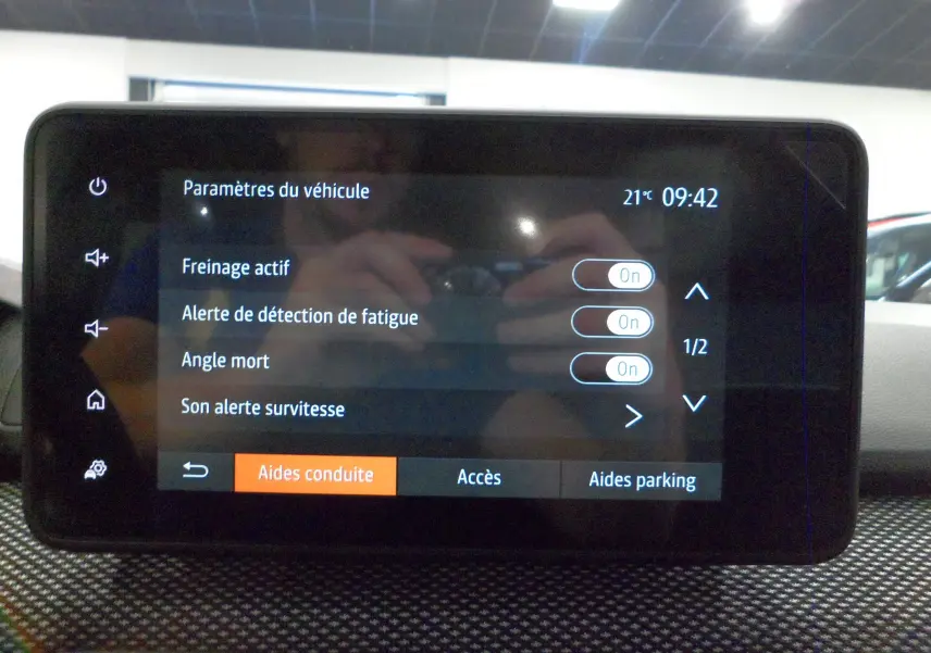 Écran tactile intérieur du Dacia Jogger 2025 affichant les paramètres d'aides à la conduite.