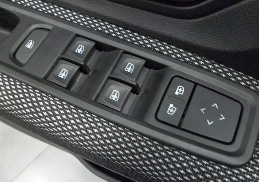 Gros plan sur les commandes de lève-vitres et réglage des rétroviseurs du Dacia Jogger TCe 110 CH Expression 7 places.