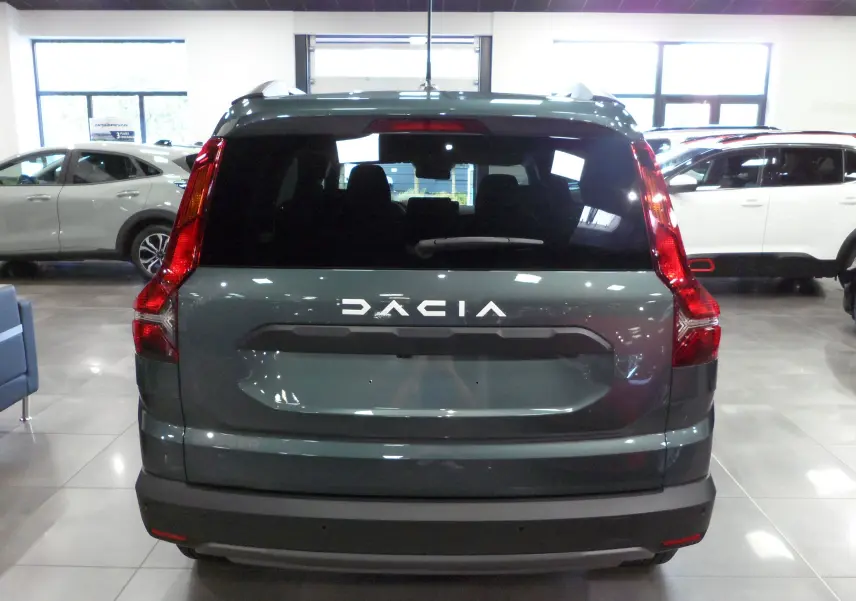 Vue arrière du Dacia Jogger 2025 en Vert Cèdre, mettant en valeur ses feux arrière verticaux et son hayon large.