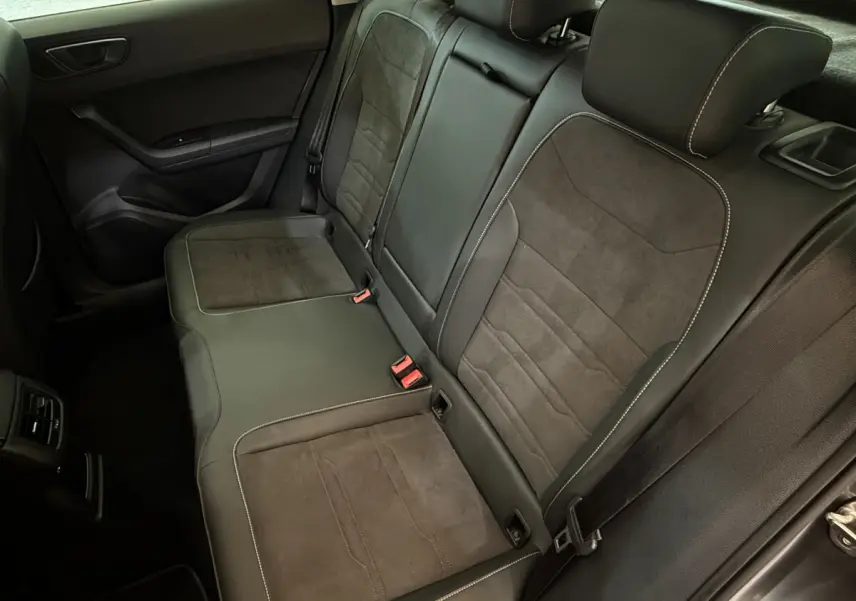 Vue intérieure côté droit de la banquette arrière en cuir et alcantara gris foncé du SEAT Ateca 2023.