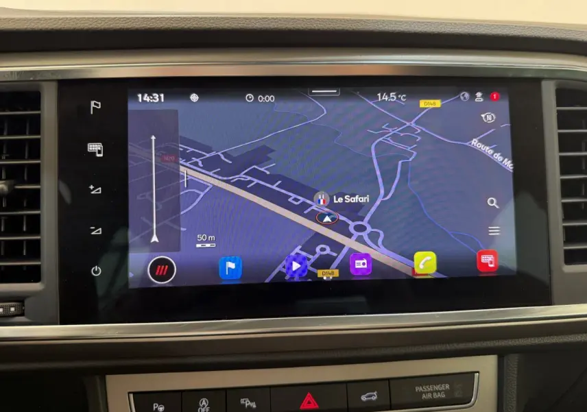 Écran tactile central du tableau de bord du SEAT Ateca 2023 affichant la navigation GPS avec carte et icônes colorées.
