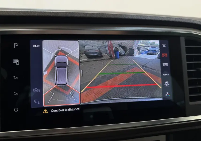 Écran tactile du système d'aide au stationnement montrant la vue arrière et la caméra 360° du SEAT Ateca gris clair.
