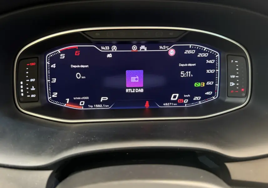 Affichage numérique du tableau de bord du SEAT Ateca 2023, avec compte-tours, vitesse et radio RTL2 DAB.