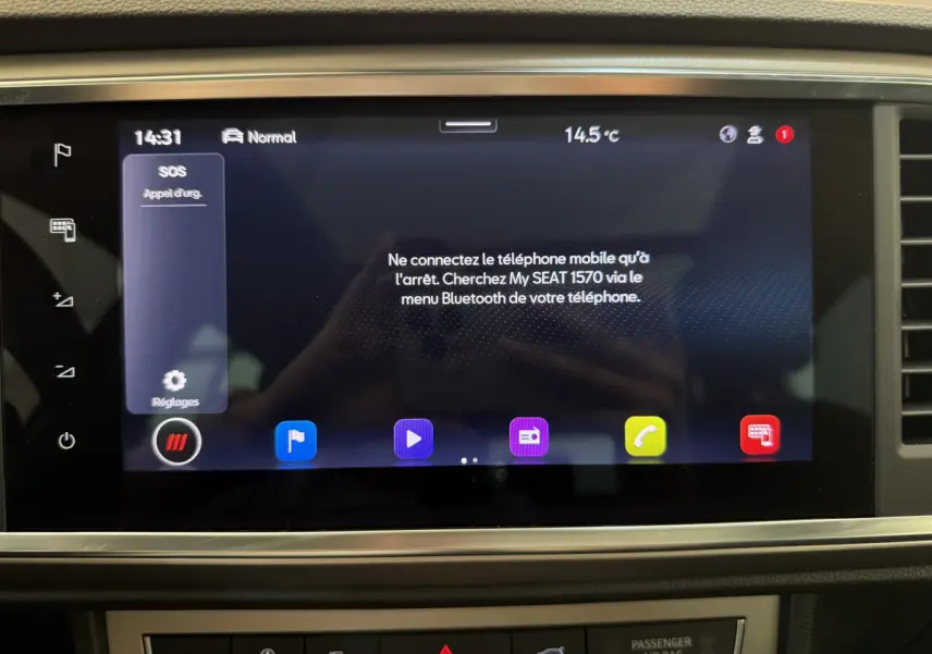 Écran tactile central du tableau de bord du SEAT Ateca gris clair, affichant la connexion Bluetooth et l'appel d'urgence.