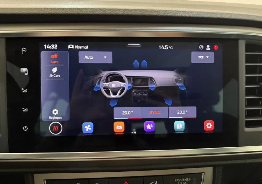 Écran tactile central du tableau de bord du SEAT Ateca 2023 affichant la climatisation et les réglages d'air.