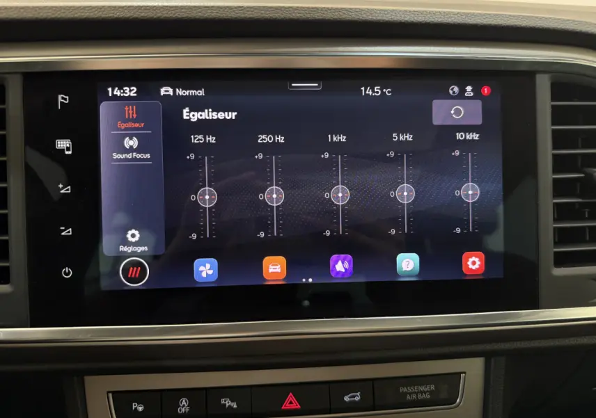 Écran tactile central du tableau de bord du SEAT Ateca gris clair, affichant l'égaliseur audio en mode jour.