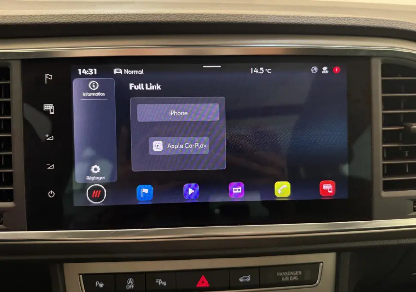 Écran tactile central affichant Apple CarPlay dans l'habitacle du SEAT Ateca gris clair 2023.